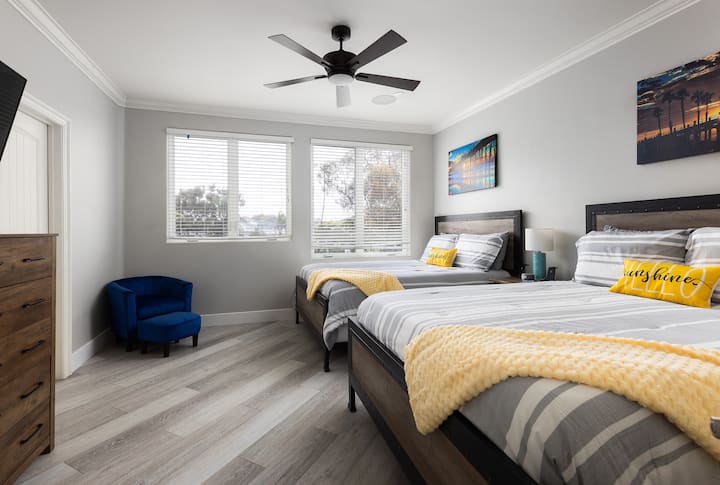 Стайна спалня с 2 двойни легла.  Смарт телевизор, скрин и дрешник.  Светла и просторна!  Баня с тоалетна, разположена само на няколко крачки надолу по коридора.   Тази спалня се намира на 2 - ро ниво на дома (на същото ниво като фамилна стая, кухня и т.н.). 