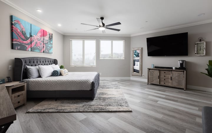 Прекрасен апартамент с голяма спалня с двойно легло king size, телевизор, бюро, скринове и самостоятелна баня.  Повече място за съхранение на дрехи чрез дрешник в непосредствена близост до банята.  Главната спалня се намира на 3 - то ниво на дома (гаражът за паркиране е на 1 - во ниво). 