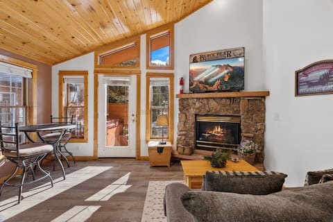 Top performing Airbnb: Hot tub, fireplace! Riverfront! in Estes Park