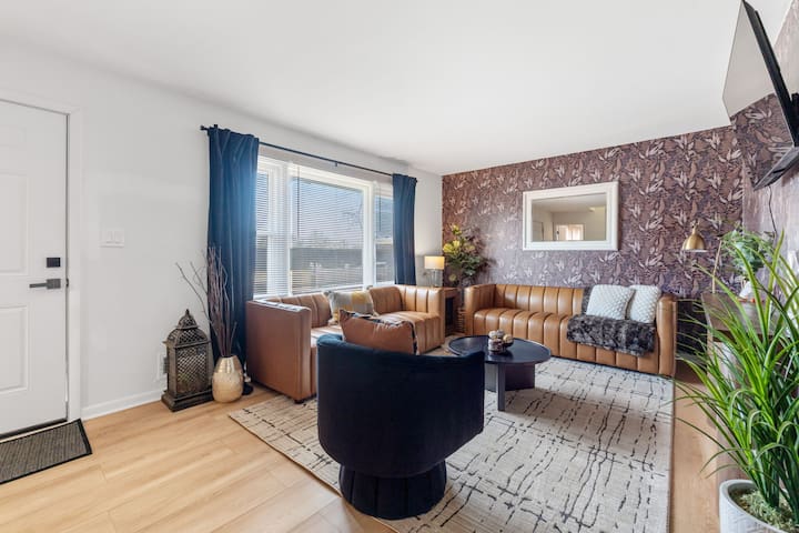 The Barrel House I Hot Tub I Theme Room gallery image 5