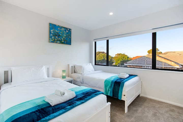 Сините фрлања додаваат малку боја во неутрална шема на бои.