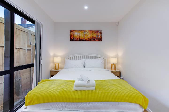 Долната спална соба има брачен кревет (широк 150-179 см), две шкафови покрај креветот и една гардероба.