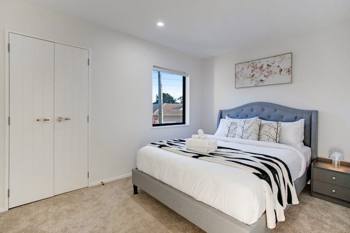 Спалната соба со брачен кревет (широк 150-179 см) има двојна гардероба, така што има простор за вашиот багаж.