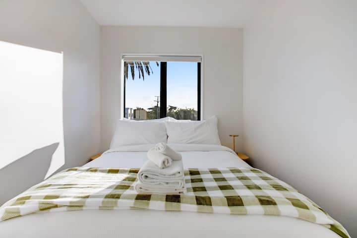 Во оваа спална соба има двоен кревет.