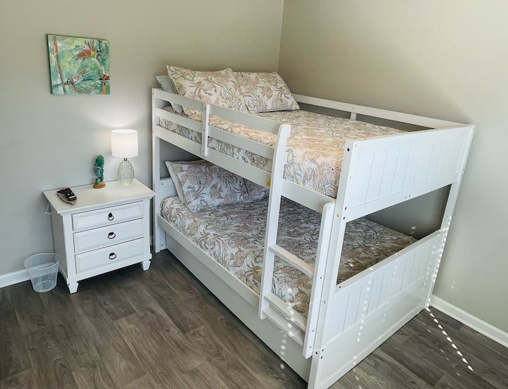 غرفة رقم1 
سرير بطابقين مع مرتبتين بالحجم الكامل