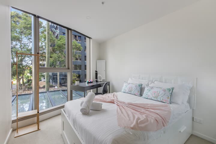 نوافذ ممتدة من الأرض إلى السقف للضوء الطبيعي