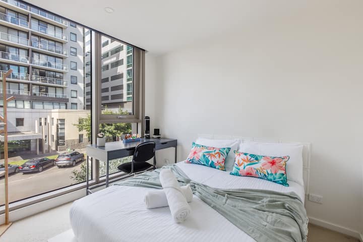 كل شيء مشرق مع أشعة الشمس الطبيعية من النوافذ الكبيرة