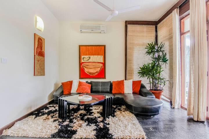 Unwind in style at this Luxury Villa in Goa. The cosy living area of this 7BHK features chic décor, comfortable seating & vibrant art, perfect for relaxing after a day of exploring.