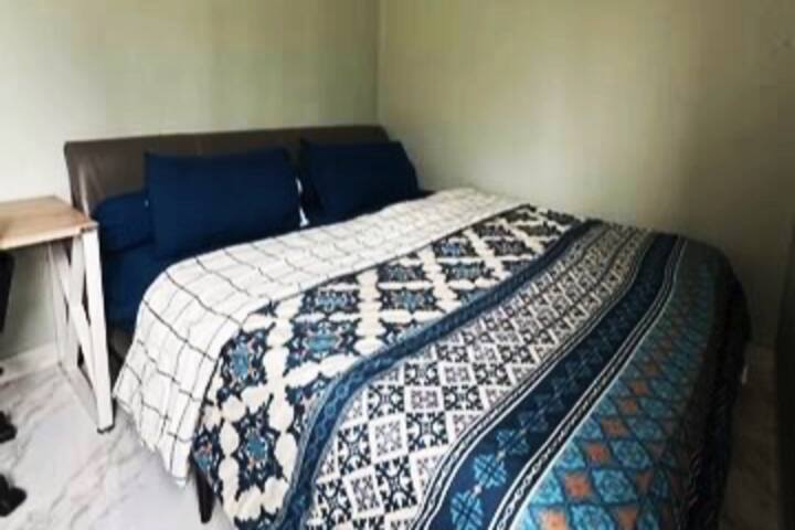 Soba se nalazi na 1. katu, s radnim stolom i ormarom