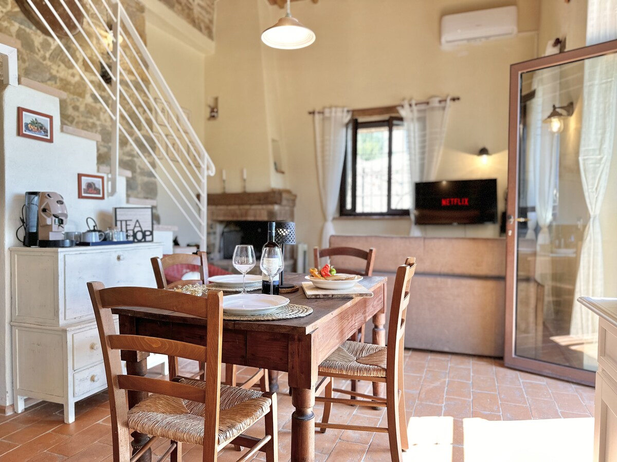 De loft is ingericht om een rustieke ziel te behouden en toch alle moderne gemakken te bieden.