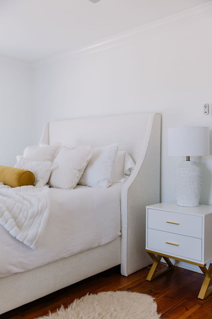 Sumérgete en nuestras lujosas camas de granja, favoritas de los huéspedes por su lujosa comodidad, sábanas frescas y sueño increíblemente tranquilo. 