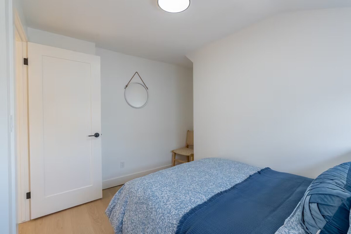 Კომფორტული და ფართო საძინებელი მშვიდი სტუმრობისთვის!