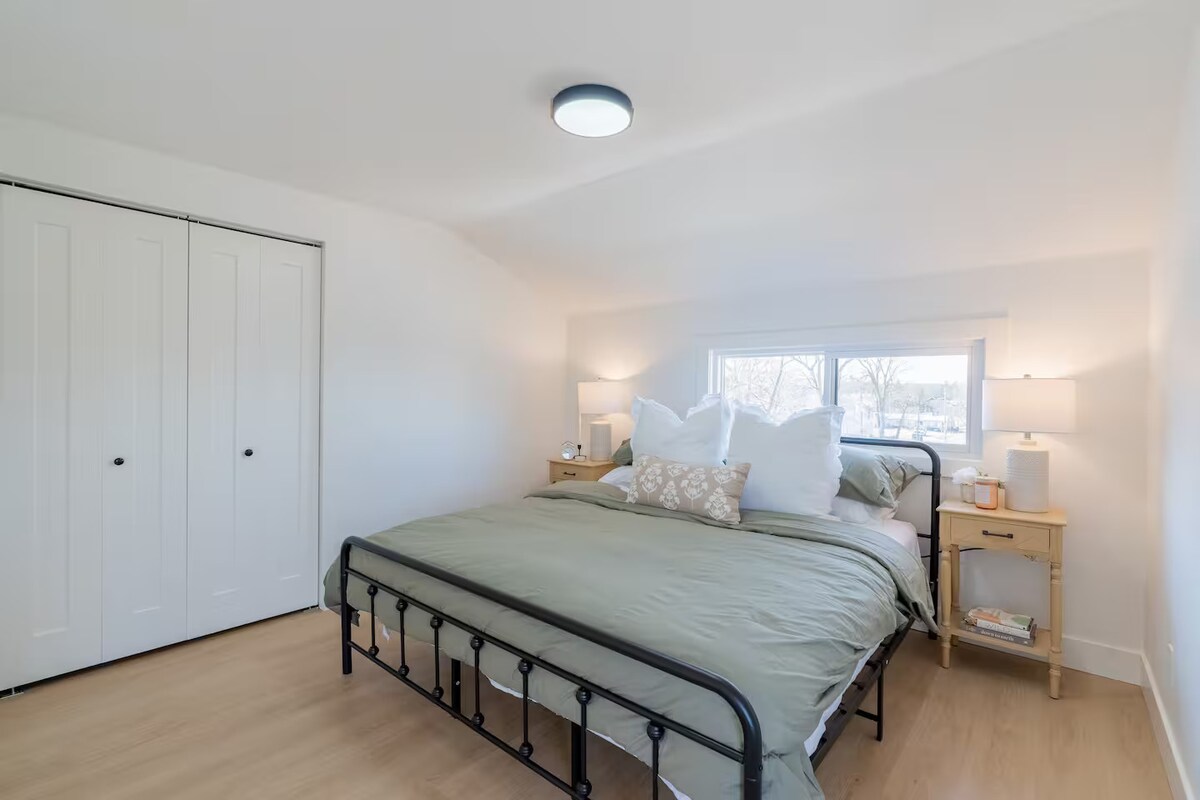 Კომფორტული და ფართო საძინებელი მშვიდი სტუმრობისთვის!