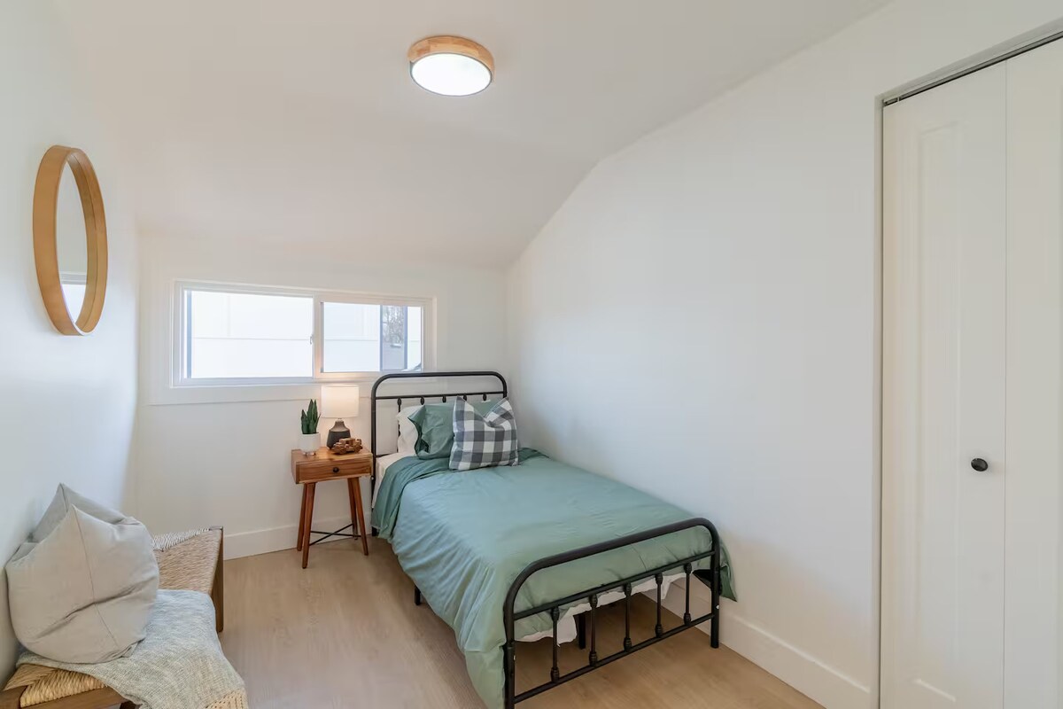 Კომფორტული და ფართო საძინებელი მშვიდი სტუმრობისთვის!