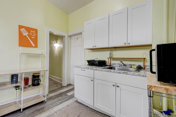 Vivid Room W/ Private Bathroom - Baltimore, MD