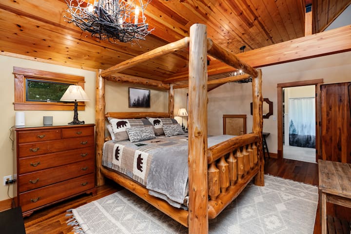 La suite del propietario cuenta con una impresionante cama king de madera hecha a mano y un baño privado... un refugio dentro del refugio :)