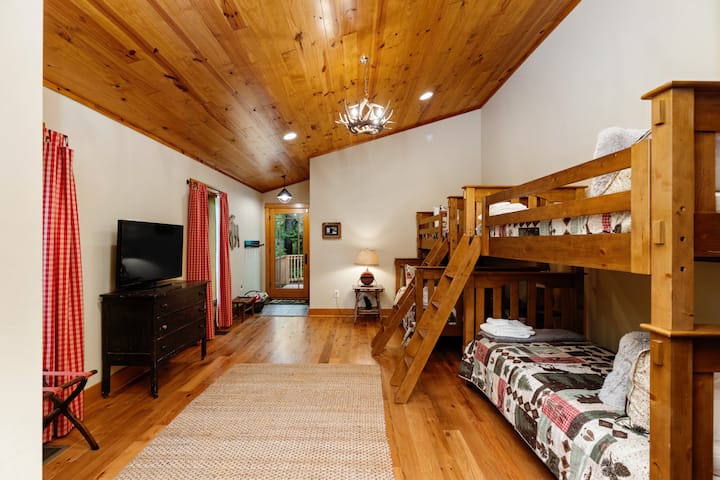 Habitación con literas. Tres camas individuales y una completa.  ¡Baño completo en la habitación!  Hay una puerta que conduce a la cubierta, pero hay un bloqueo para niños en la parte superior de la puerta.