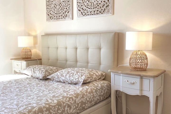 Soba uz zalazak sunca s bračnim krevetom, smještena na prvom katu