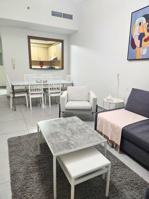 Successful Airbnb property: Fully furnished 1 bed apt in Production city in Me'aisem First
