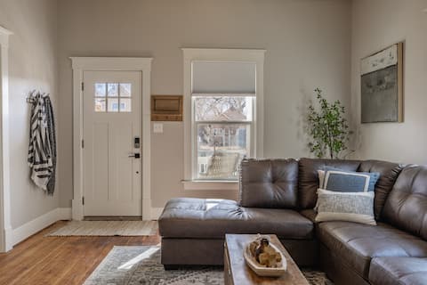 Successful Airbnb property: Charming, Updated 1910 Cottage in Montrose