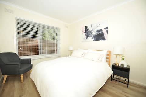 Ground Floor Apartment, Private Parking, Footscray