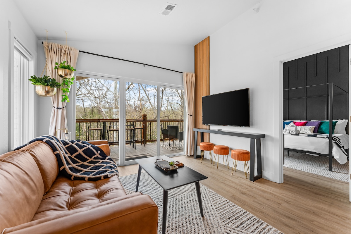 Опуштете се удобно со кауч со брачен кревет (широк 150-179 см) и доволно места за седење, надополнети со разновидни отомани кои може да се користат како послужавници или дополнителни места за седење. Уживајте во лесниот пристап до пространата тераса, со поглед на Роарк Крик.