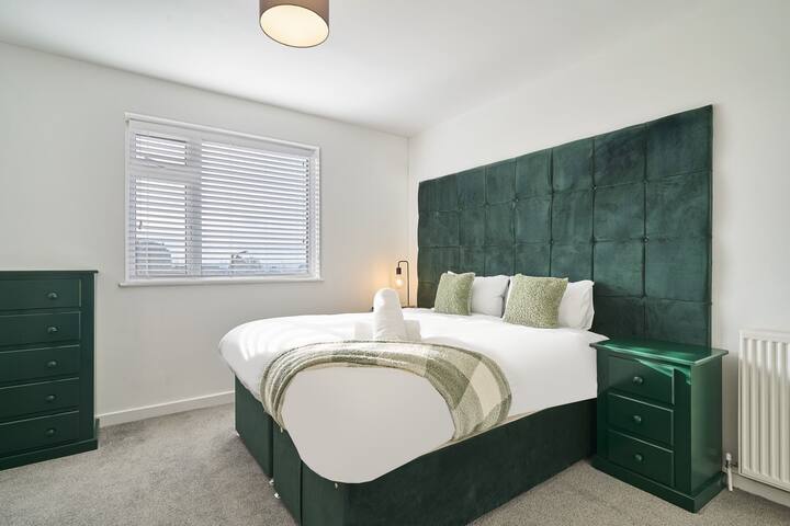 The Emerald | Sleeps 8 | Contractors | FreeParking