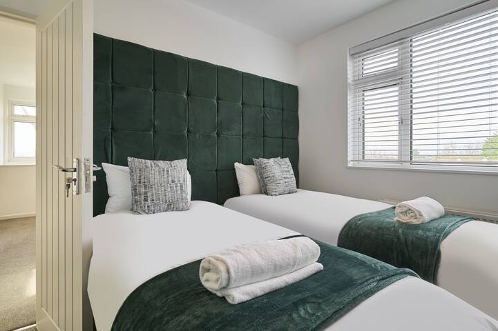 The Emerald | Sleeps 8 | Contractors | FreeParking gallery image 3