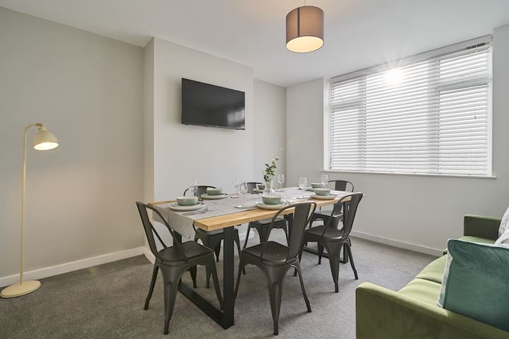 The Emerald | Sleeps 8 | Contractors | FreeParking gallery image 2