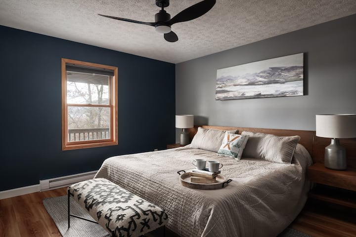 ห้องนอน 2 มีเตียงขนาดคิงไซส์มีทีวีและเตาผิงไฟฟ้าของตัวเองนอกเหนือจากเครื่องทำความร้อนติดผนังโต๊ะข้าง 2 ตัวและปลั๊กไฟทั้งสองด้านสำหรับชาร์จอุปกรณ์อิเล็กทรอนิกส์ส่วนบุคคล 