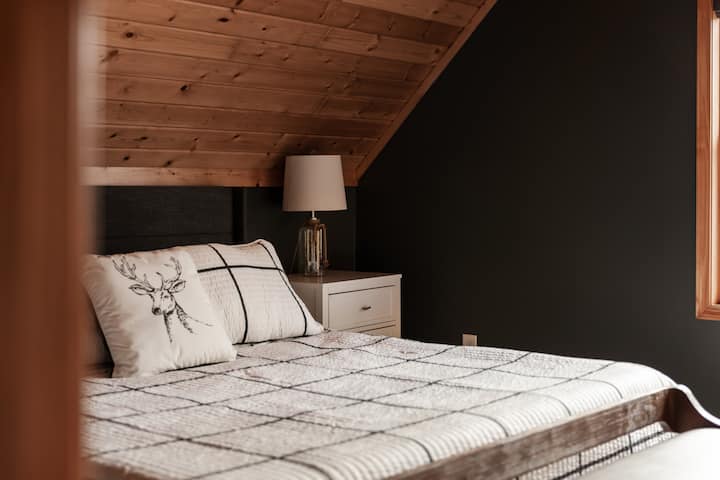 ห้องนอนมีเตียงขนาดคิงไซส์พร้อมตู้เสื้อผ้า 2 ตู้พื้นที่ตู้เสื้อผ้าที่กว้างขวางและปลั๊กไฟทั้งสองด้านสำหรับที่ชาร์จโทรศัพท์หรืออุปกรณ์อิเล็กทรอนิกส์เพิ่มเติม มีหมอนและผ้าห่มเพิ่มเติมสำหรับห้องนอนทุกห้องทั่วทั้งห้องโดยสาร 