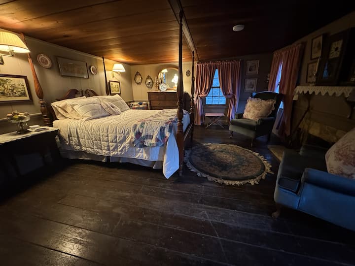 Miestnosť sudcu je útulné útočisko na poschodí s manželskou posteľou a plnou kúpeľňou. Mäkké osvetlenie a teplá výzdoba vytvárajú pokojnú atmosféru. Pôvodné okná ponúkajú pokojný výhľad a dodávajú priestoru nádych charakteru a šarmu.