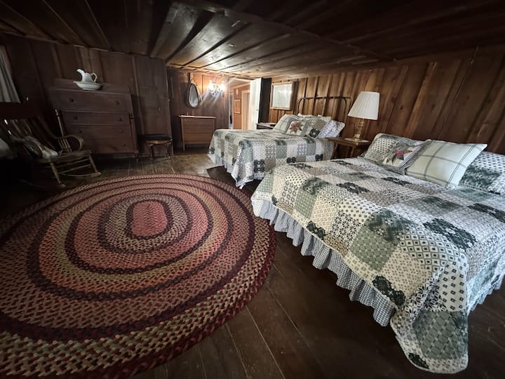 Izba Stagecoach Room, ktorá je súčasťou dreveného domu z roku 1840, ponúkla cestovateľom v 19. storočí miesto na odpočinok na ceste z Franklinu do Murphy. Teraz ponúka manželskú posteľ a manželskú posteľ, televízor a rustikálnu atmosféru, ktorá si zachováva svoj historický šarm.