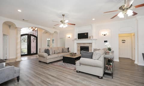 Top Airbnb: Sleeps 15+ • 8BR • Fenced Backyard •IAH & Downtown in Iah / Airport Area