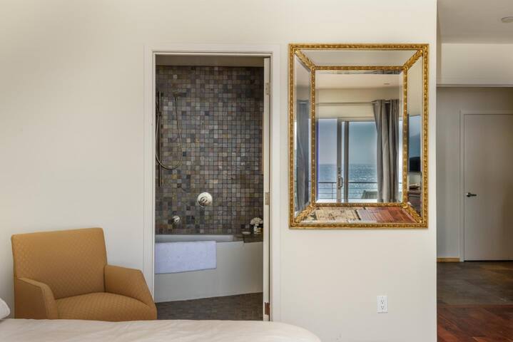 Wave House Coastal Retreat – Amazing Ocean Views gallery image 4