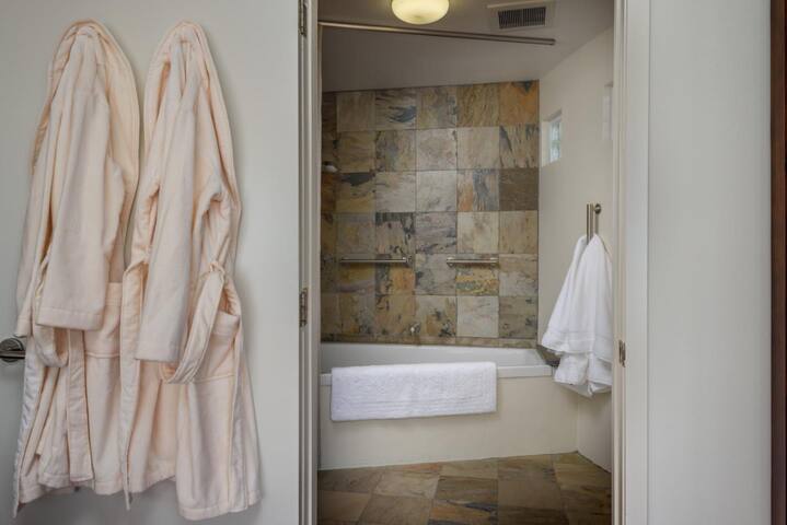 Wave House Coastal Retreat – Amazing Ocean Views gallery image 5