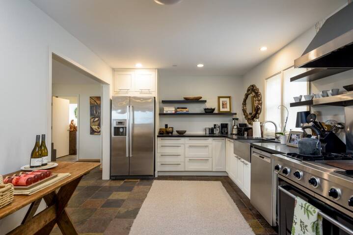 Wave House Coastal Retreat – Amazing Ocean Views gallery image 3