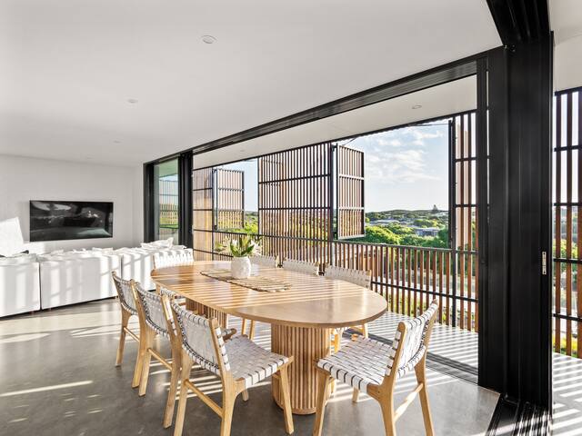 Lumiere-Stunning Coastal Retreat gallery image 2