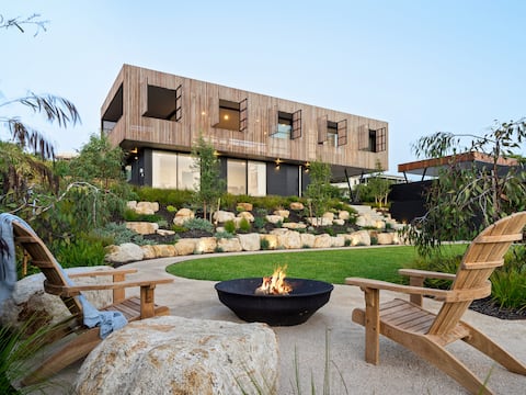 Lumiere-Stunning Coastal Retreat