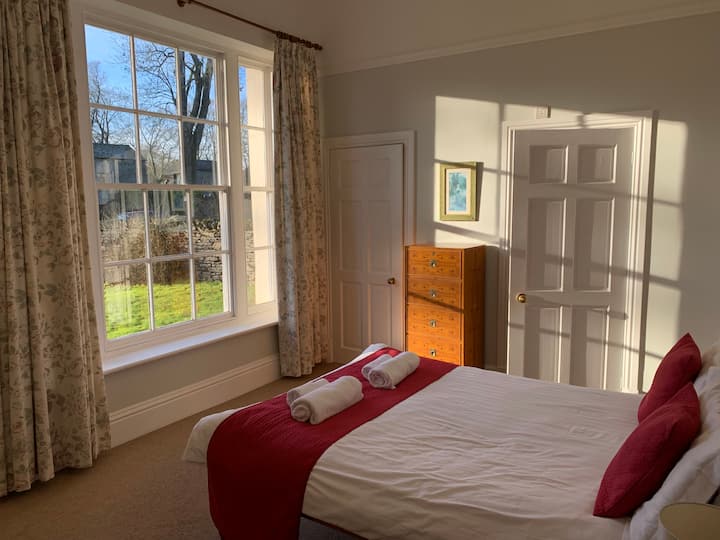 Dvokrevetna soba s malim vlastitim tušem i WC-om