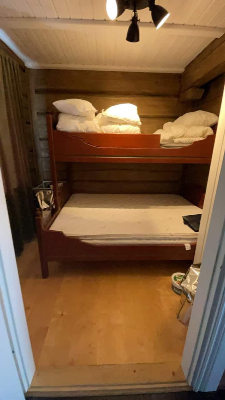 Chambre avec un lit superposé (lit inférieur de 150 cm et lit supérieur de 90 cm) au 1er étage