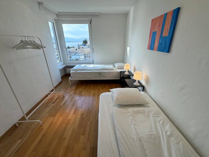 Спална соба 3 со два единечни кревета и поглед кон езеро