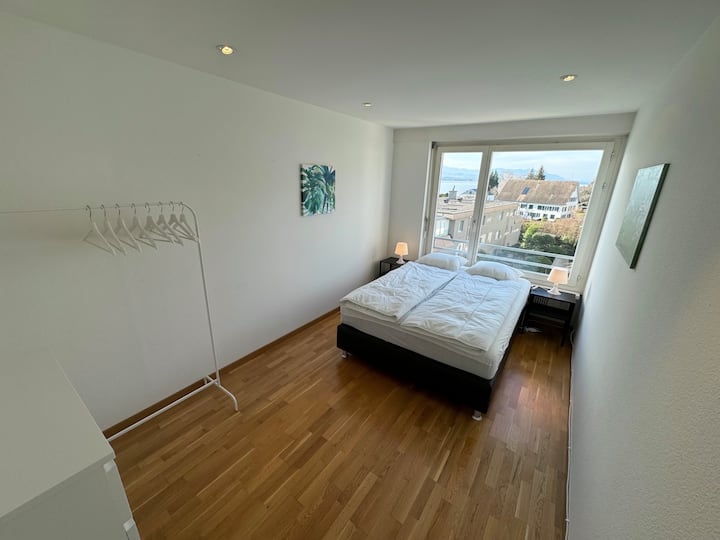 Спална соба 2 со брачен кревет и поглед кон езеро