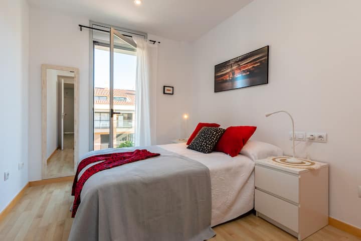 Dvokrevetna soba s bračnim krevetom i malim balkonom.