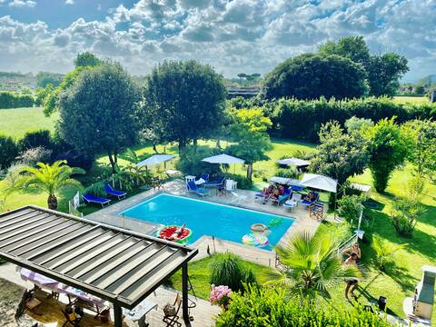 Huge Pool and Garden at Brand New Villa Oasis !