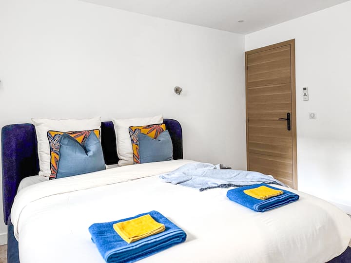 Кревет, спална соба, фиоки.