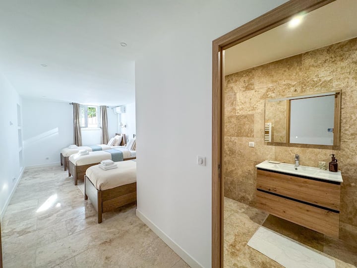 Кревети, спална соба, гардеробер, бања.