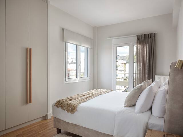 Sleek & Stylish 2 bd apt with Parthenon view gallery image 5