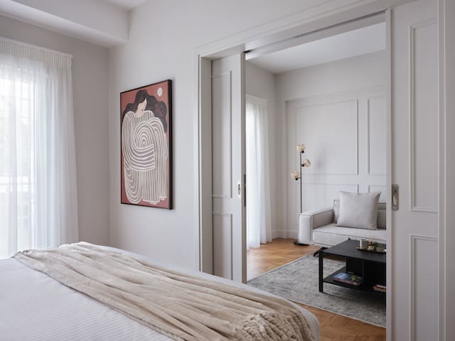 Sleek & Stylish 2 bd apt with Parthenon view