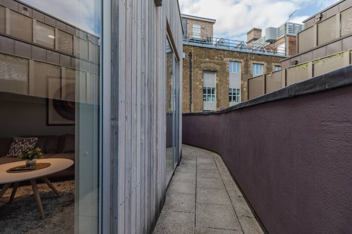 London Holborn Spacious 3BR Penthouse gallery image 4